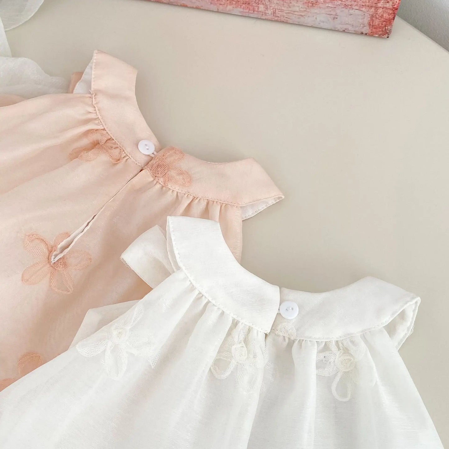 Barbotteuse habillée bébé fille - nœud papillon et élégance