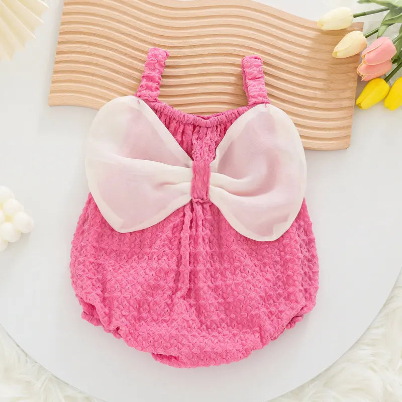 Barbotteuse mignonne bébé fille